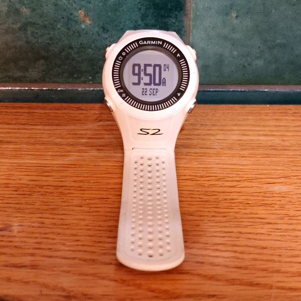 Garmin Approach S2 GPS Golf Watch, White, Includes Charging Cable Tested Works